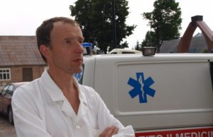 Greitosios pagalbos medikas Egidijus Staigis prisiėmė atsakomybę ir aikštėje gulėjusį neblaivų vyriškį nuvežė į namus.