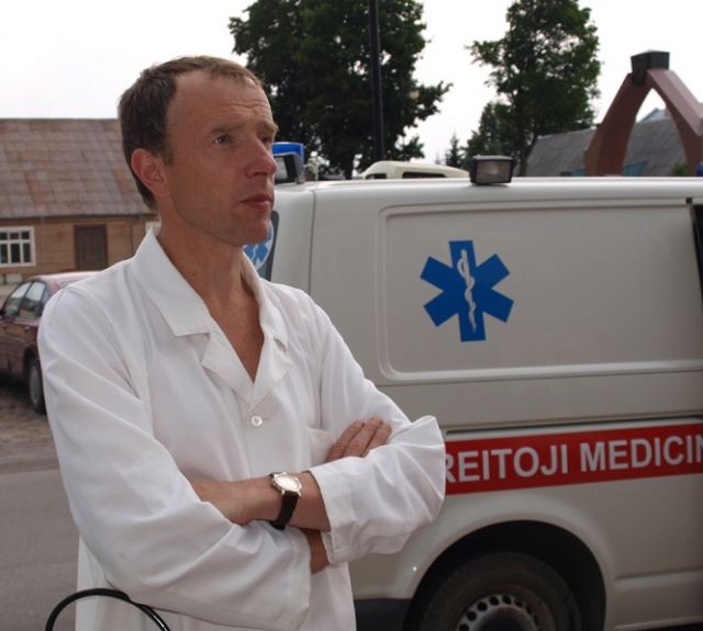 Greitosios pagalbos medikas Egidijus Staigis prisiėmė atsakomybę ir aikštėje gulėjusį neblaivų vyriškį nuvežė į namus.