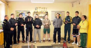 Sportininkai sveikinasi su žiūrovais: Artūras Skavičius (iš kairės antras)