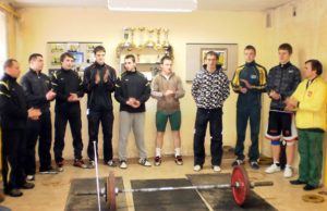 Sportininkai sveikinasi su žiūrovais: Artūras Skavičius (iš kairės antras)