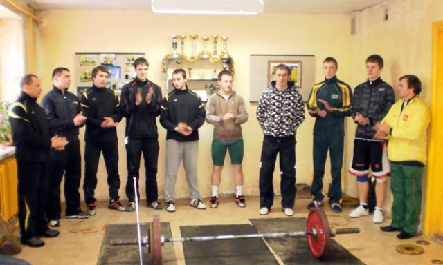 Sportininkai sveikinasi su žiūrovais: Artūras Skavičius (iš kairės antras)