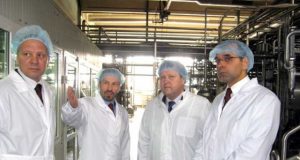 Per mini ekskursiją „Rokiškio sūrio“ įmonėje bendrovės valdybos pirmininkas D.Trumpa (antras iš kairės) ministrui K.Starkevičiui (greta iš dešinės) aprodė gamybines patalpas. Ministrą lydėjo rajono meras A.Blažys (kairėje) ir Seimo narys A.Kazulėnas.