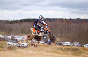 Motokrosas: rokiškėnas kovos dėl čempionato medalių Lenktyniaudamas Marius Stasiškis nepamiršta pradžiuginti žiūrovų įspūdingais šuoliais. Asmeninio archyvo nuotr.