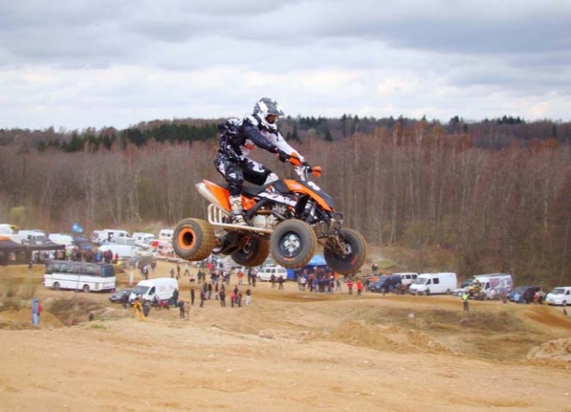Lenktyniaudamas Marius Stasiškis nepamiršta pradžiuginti žiūrovų įspūdingais šuoliais. Asmeninio archyvo nuotr.