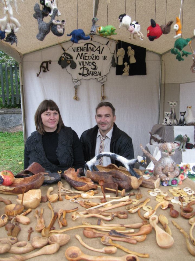 Rokiškio rajono tautodailininkai Danutės ir Dano Stočkai. Asmeninio archyvo nuotr.