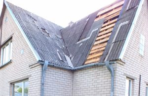 Pasikeisti senus asbesto stogus panoro trys rokiškėnai Gyventojai gali susigrąžinti dalį išlaidų