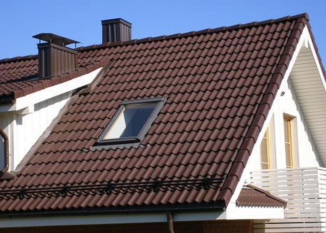 Per vasarą naujais stogais pasipuoš beveik 170 rajono kaimiškų vietovių namų. D.Zibolienės nuotr.