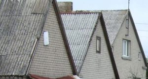 Rajono gyventojai gali tikėtis Europos Sąjungos paramos asbesto stogams keisti. D.Zibolienės nuotr.