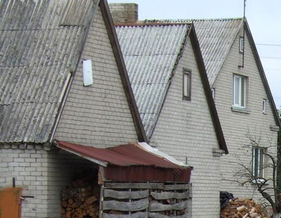 Rajono gyventojai gali tikėtis Europos Sąjungos paramos asbesto stogams keisti. D.Zibolienės nuotr. Rajono gyventojai gali tikėtis Europos Sąjungos paramos asbesto stogams keisti. D.Zibolienės nuotr.