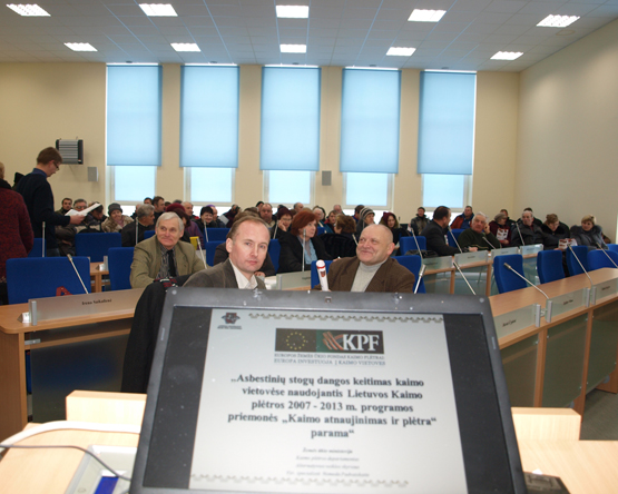 Rajono gyventojai domėjosi galimybe pigiau pasikeisti namo asbestinį stogą. A.Minkevičienės nuotr.