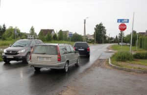 Avaringoje sankryžoje keisis eismas Nuo kitos savaitės Topolių bei S.Dariaus ir S.Girėno gatvės taps pagrindinės. L.Dūdaitės nuotr.