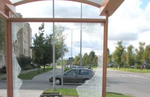 Išdaužtas stotelės stiklas Autobusų stotelėje siautėjo vandalai. D.Zibolienės nuotr.