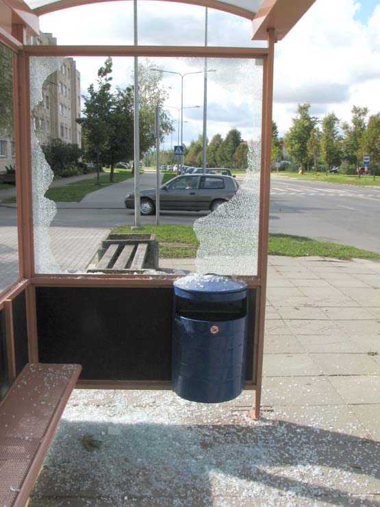 Autobusų stotelėje siautėjo vandalai. D.Zibolienės nuotr.