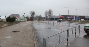 Taikos gatvėje įrengti metaliniai atitvarai.