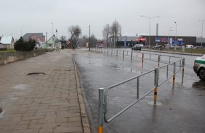 Taikos gatvėje įrengti metaliniai atitvarai.