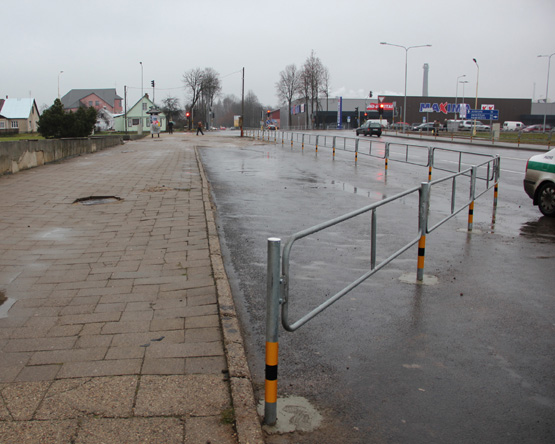 Taikos gatvėje įrengti metaliniai atitvarai.