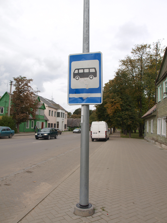 Autobusų stotelė Vytauto gatvėje įrengta laikinai. D.Zibolienės nuotr. Autobusų stotelė Vytauto gatvėje įrengta laikinai. D.Zibolienės nuotr.