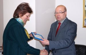 Krašto muziejui – padėka Padėką Rokiškio krašto muziejaus direktorei Nijolei Šniokienei įteikė Panevėžio teritorinės darbo biržos Rokiškio skyriaus vedėjas Virginijus Strazdas.