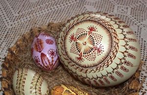 Rokiškėnės Elenos Matuzonienės marginti stručio