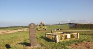 Europos Sąjungos ir rajono savivaldybės lėšomis sutvarkyta Struvės geodezinio lanko Gireišių punkto aplinka vertinama prieštaringai. D.Zibolienės nuotr.