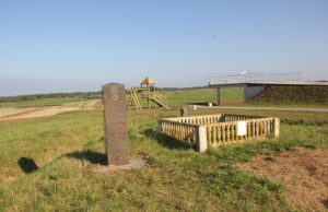 Europos Sąjungos ir rajono savivaldybės lėšomis sutvarkyta Struvės geodezinio lanko Gireišių punkto aplinka vertinama prieštaringai. D.Zibolienės nuotr.