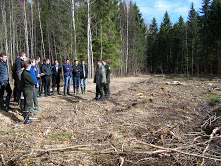 Gerbalių miške - gyvosios paskaitos aprie miškininkystės veiklą pelkinguose miškuose. K.Kuodžio nuotr. Gerbalių miške - gyvosios paskaitos aprie miškininkystės veiklą pelkinguose miškuose. K.Kuodžio nuotr.