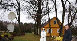 Net vėlų rudenį Virginijaus ir Jūratės Stumbrių sodybos kiekvienas kampelis alsuoja grožiu. A.Minkevičienės nuotr.