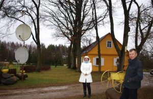 Net vėlų rudenį Virginijaus ir Jūratės Stumbrių sodybos kiekvienas kampelis alsuoja grožiu. A.Minkevičienės nuotr.