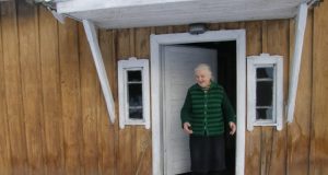 Janina Stumbrienė labiau nei pūgų baiminasi žiemos speigų. L.Dūdaitės nuotr.