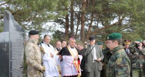 Jaunasis šaulys Matas Cibulskis atidavė pagarbą žuvusių partizanų atminimui prie atidengtos naujos lentos Subatėje. V.Kazlausko nuotr.