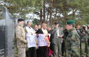 Jaunasis šaulys Matas Cibulskis atidavė pagarbą žuvusių partizanų atminimui prie atidengtos naujos lentos Subatėje. V.Kazlausko nuotr.