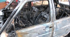 Ugnis suniokojo automobilį.