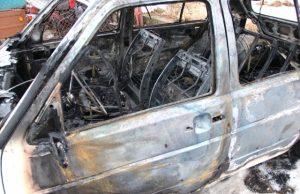 Ugnis suniokojo automobilį.