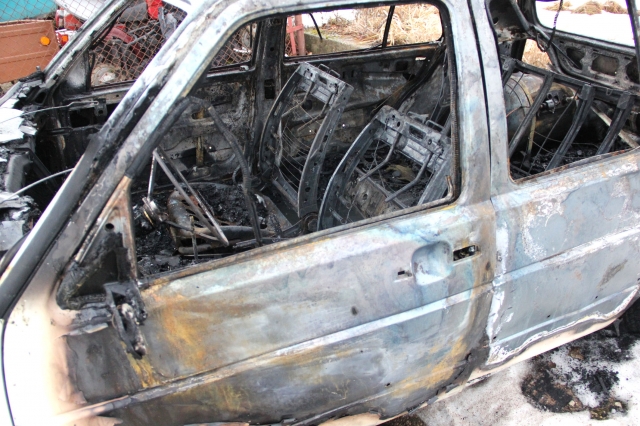 Ugnis suniokojo automobilį.