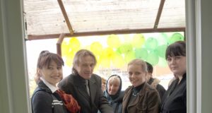 Simbolinę įkurtuvių juostelę perkirpo salono savininkas Algimantas Sudeikis ir vadybininkė Ieva Kupčinskienė. Juostelę laiko floristės Jolita Alengoz (kairėje) ir Inga Velutienė.