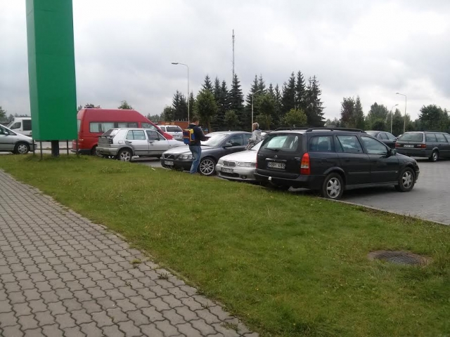 Tamsaus gymio vyras laužyta anglų kalba siūlė pirkti peilių komplektą prekybos centro automobilių stovėjimo aikštelėje. L. Dūdaitės nuotr.