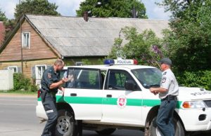 Pensininkus mulkinusi ir tūkstantines sumas iš jų pagrobusi vagišė izoliuota Virginija Zaleckienė kaip įmanydama bandė išvengti fotoaparato blyksčių. D. Zibolienės nuotr.