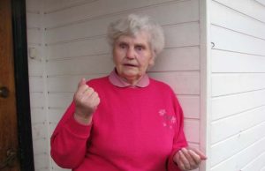 Paslaptingas nepažįstamasis siūlė tirti vandenį Rokiškietei Onai Šukienei įtarimą sukėlė nepažįstamojo skambučiai su siūlymais ištirti geriamojo vandens kokybę. D.Zibolienės nuotr.