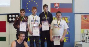 Rokiškėnai sunkiaatlečiai įsiamžino ant nugalėtojų pakylos: Eivydas Končius (iš kairės)