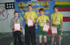 Rokiškėnai sunkiaatlečiai Deividas Grigonis (iš kairės)