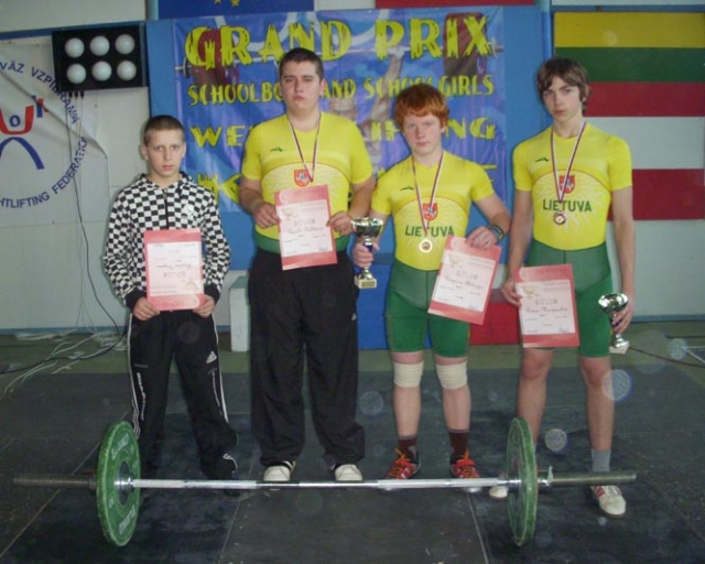 Rokiškėnai sunkiaatlečiai Deividas Grigonis (iš kairės)