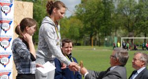 Apdovanojimą festivalio rekordininkei ieties metikei L.Jasiūnaitei įteikė sporto draugijos „Nemunas“ vadovas Kęstutis Levickis. R.Šinkūno nuotr.