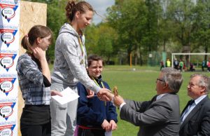 Apdovanojimą festivalio rekordininkei ieties metikei L.Jasiūnaitei įteikė sporto draugijos „Nemunas“ vadovas Kęstutis Levickis. R.Šinkūno nuotr.