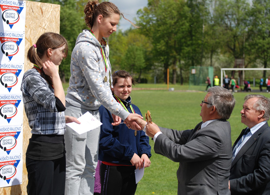 Apdovanojimą festivalio rekordininkei ieties metikei L.Jasiūnaitei įteikė sporto draugijos „Nemunas“ vadovas Kęstutis Levickis. R.Šinkūno nuotr.
