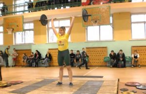 Rajono sportininkė Ž.Končiūtė iškovojo bronzos medalį. Rajono Sunkiosios atletikos klubo archyvo nuotr.