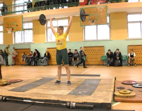 Rajono sportininkė Ž.Končiūtė iškovojo bronzos medalį. Rajono Sunkiosios atletikos klubo archyvo nuotr.