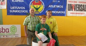 Lietuvos sunkiosios atletikos federacijos viceprezidentas ir šalies rinktinės treneris B.Vyšniauskas (kairėje) sveikino S.Aleksiejų bei jo trenerį ir tėtį J.Aleksiejų su pasiektu rekordu. L.Dūdaitės nuotr.