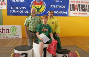 Lietuvos sunkiosios atletikos federacijos viceprezidentas ir šalies rinktinės treneris B.Vyšniauskas (kairėje) sveikino S.Aleksiejų bei jo trenerį ir tėtį J.Aleksiejų su pasiektu rekordu. L.Dūdaitės nuotr.