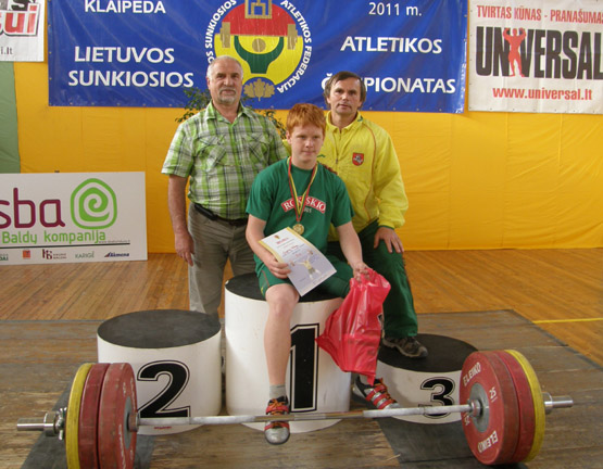 Lietuvos sunkiosios atletikos federacijos viceprezidentas ir šalies rinktinės treneris B.Vyšniauskas (kairėje) sveikino S.Aleksiejų bei jo trenerį ir tėtį J.Aleksiejų su pasiektu rekordu. L.Dūdaitės nuotr.