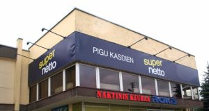 Dėl krizės ir sumažėjusių klientų srautų veiklą nutraukė Respublikos gatvėje įsikūręs “Supernetto“ prekybos centras. D.Zibolienės nuotr.